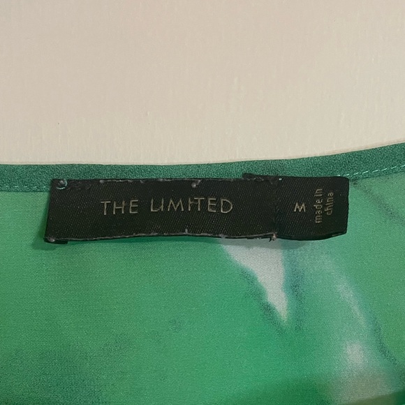 The Limited. Green abstract top. Size medium.  Great condition. Pocket detail - Picture 4 of 4